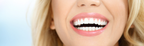 Strahlendes Lächeln einer blonden Frau