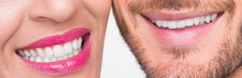 Strahlendes Lächeln einer Frau und einem Mann