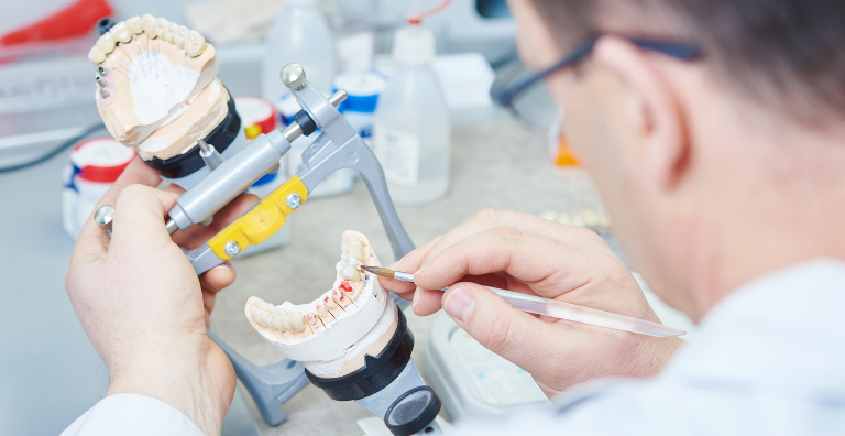 Zahnarzttechniker erstell Implantate